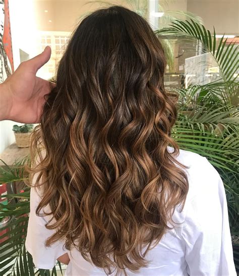 morena iluminada cabelo curto ondulado|Morena Iluminada: +55 Fotos para Todos os Tipos de。